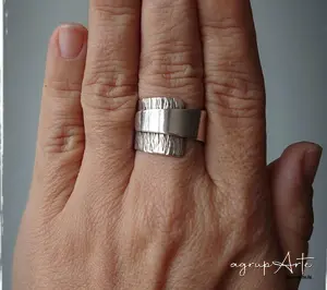 Anillo ajustable TRASLAPE textura líneas